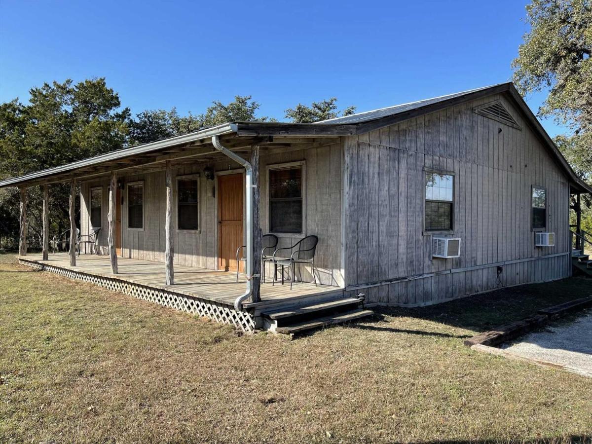 West 1077 Guest Ranch - Retreat Bed & Breakfast Tarpley Exterior photo